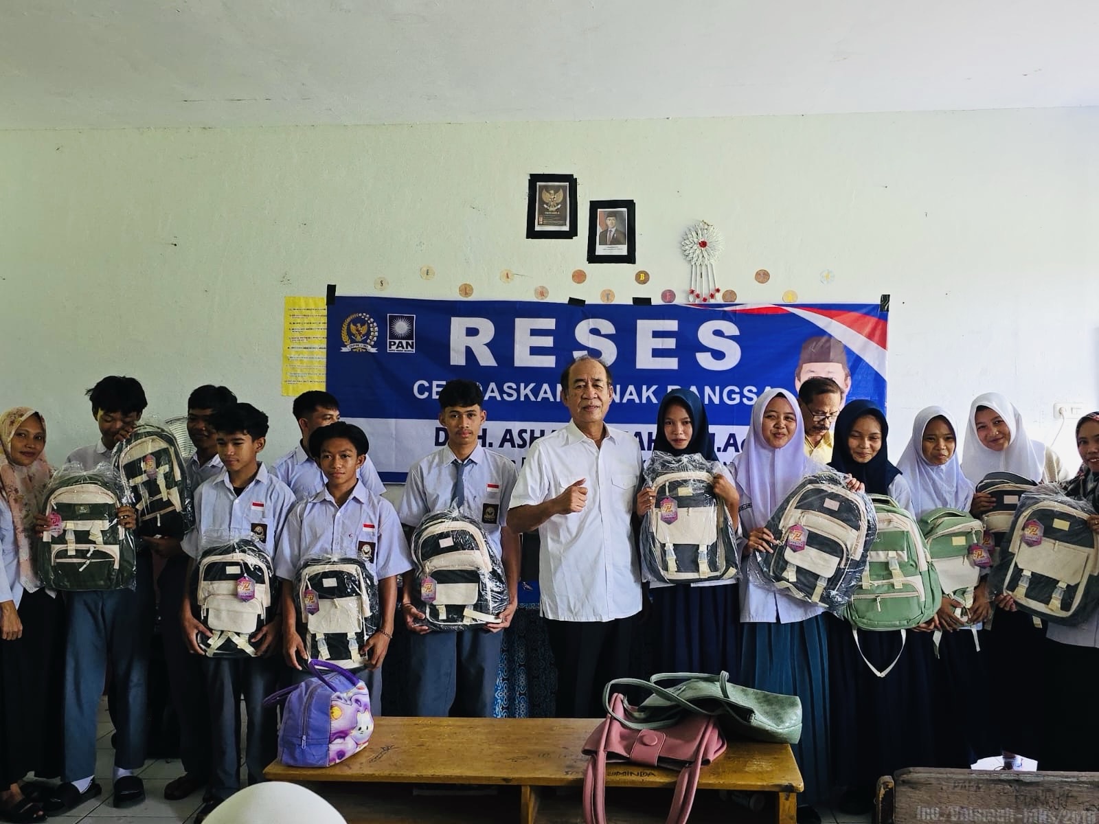 Masa Reses, Ashabul Kahfi Bagikan Tas Sekolah untuk Pelajar Muhammadiyah di Makassar
